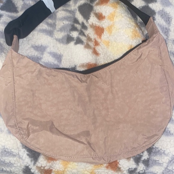 BAGGU Handbags - NWT - Baggu Taupe medium Crescent Bag